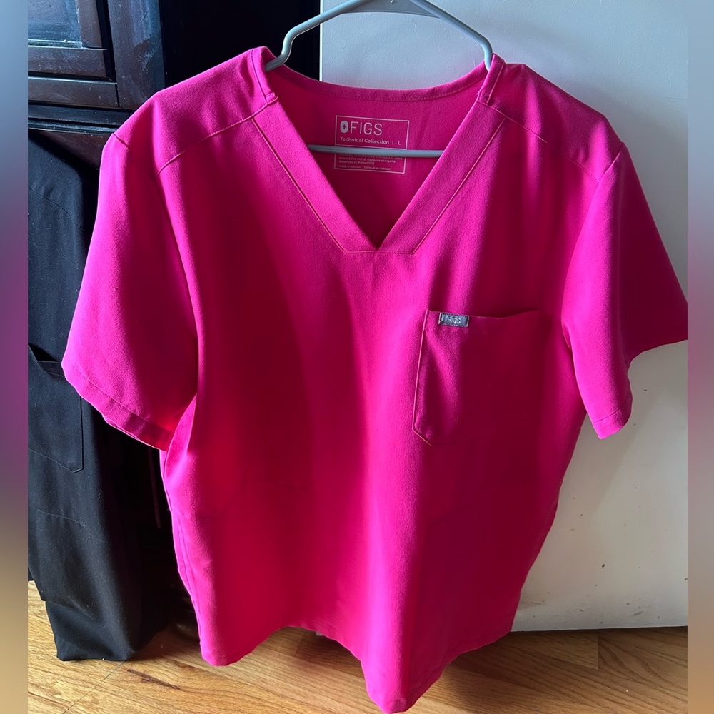 Figs Men's Chisec Three-Pocket top